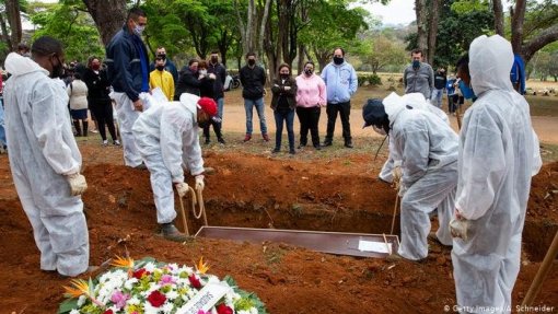 Covid-19: Pelo menos 1,58 milhões de pessoas morreram devido à pandemia