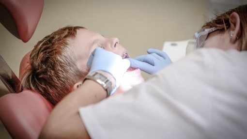 Estudo descobre caminho para a identificação precoce da cárie dentária nas crianças