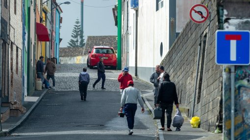 Covid-19: Rabo de Peixe com 221 casos ativos no primeiro dia após cerca sanitária