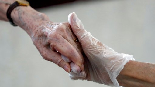 Covid-19: Mulher de 91 anos é a primeira vítima mortal de surto em lar do Crato