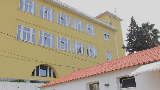 Covid-19: Lar de Cascais acusado de deixar cadáver junto de utentes abre inquérito interno
