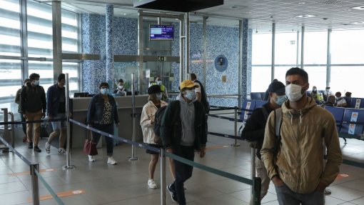 Covid-19: Portugueses provenientes do Reino Unido sem teste negativo devem realizá-lo no aeroporto