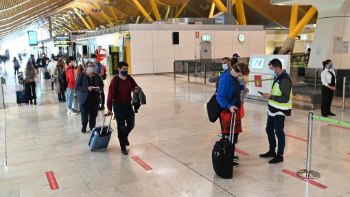 Covid-19: Passageiros várias horas no aeroporto de Faro para fazer teste