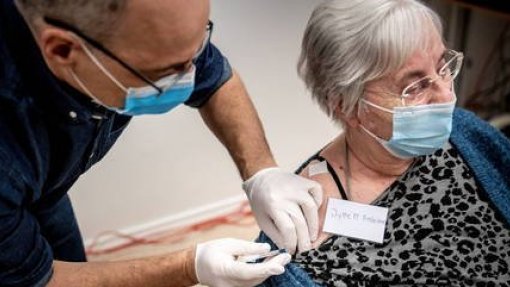 Covid-19: Funcionários de lar na Alemanha receberam por engano cinco doses da vacina