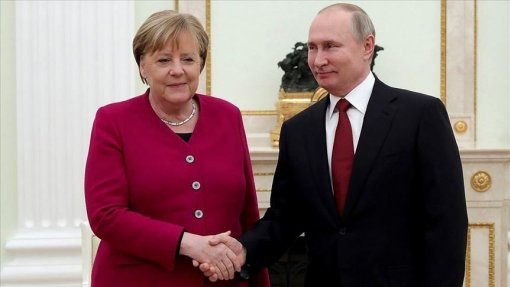 Covid-19: Putin e Merkel discutem possibilidade de produção conjunta de vacinas