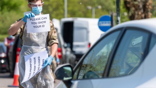 Covid-19: Pandemia já matou pelo menos 1.869.674 pessoas no mundo - AFP