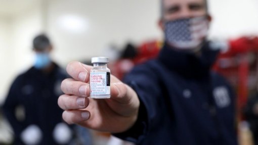 Covid-19: Bruxelas garante celeridade na disponibilização da vacina da Moderna