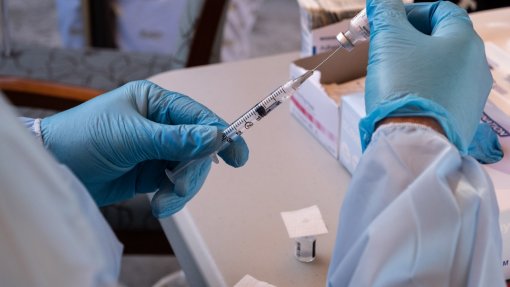 Covid-19: Falta de norma obriga a desperdiçar 6.000 doses de vacina - Expresso