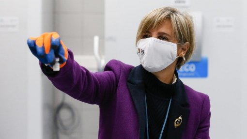 Covid-19: Profissionais já retiravam seis doses de cada frasco da vacina Pfizer - Governo