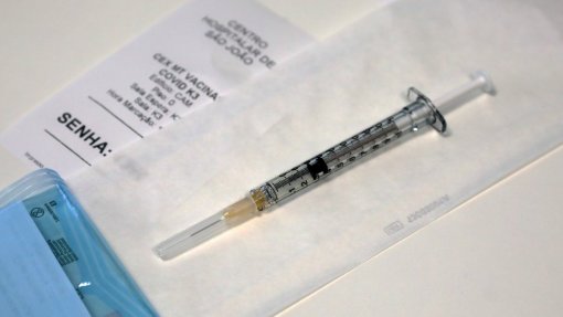 Covid-19: Ordem envia lista à tutela com 4.000 médicos fora do SNS que se querem vacinar
