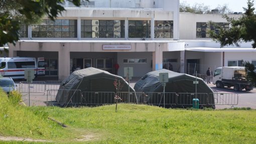 Covid-19: Instaladas tendas junto ao hospital de Torres Vedras para aumentar resposta