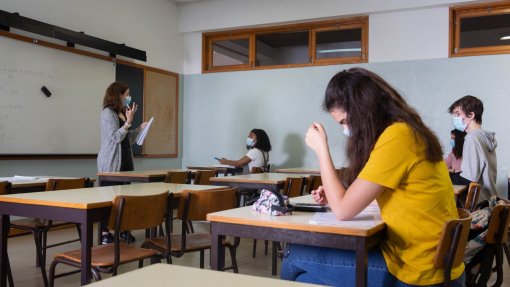 Covid-19: Escolas vão manter-se abertas com ensino presencial - Costa