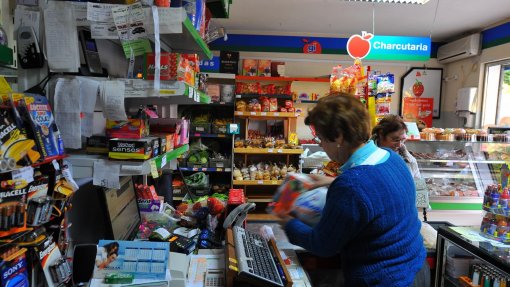 Covid-19: Supermercados e mercearias abertos até às 17:00 nos fins de semana