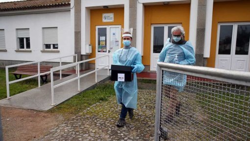 Covid-19: Equipas de recolha de votos identificaram casos de violação de isolamento