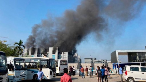 Covid-19: Incêndio no maior fabricante mundial de vacinas na Índia