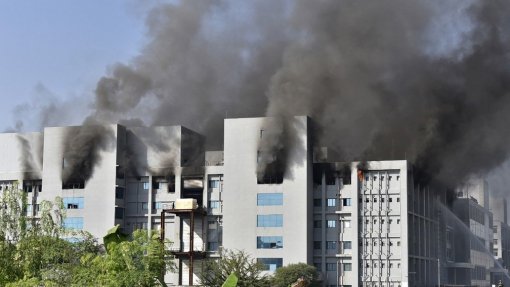 Covid-19: Cinco pessoas morreram no incêndio na maior fábrica mundial de vacinas