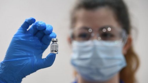 Covid-19: Bruxelas diz que Pfizer retomará ritmo de entrega de vacinas na próxima semana