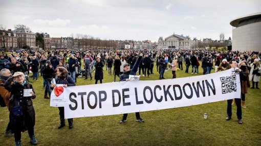 Covid-19: Protestos mundiais, atrasos nas vacinas e a esperança no tratamento