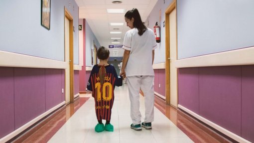 Associação portuguesa em França transforma camisolas de futebol em batas para crianças