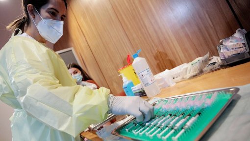 Covid-19: Agência Europeia do Medicamento define três semanas como intervalo para vacina