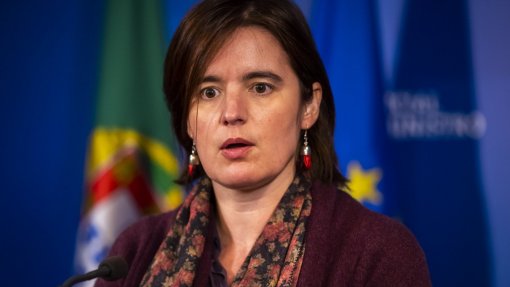 Covid-19: Governo limita deslocações para fora do país e repõe controlo de fronteiras