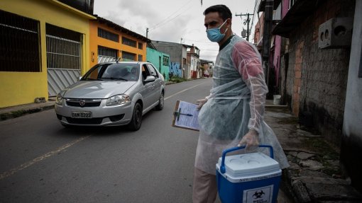 Covid-19: Identificados no Brasil casos de infeção simultânea com duas variantes do vírus