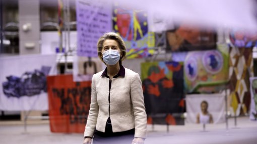 Covid-19: UE quer publicar hoje contrato com AstraZeneca – Von der Leyen