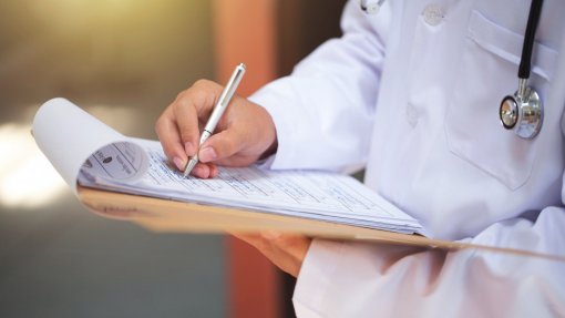 Covid-19: Contratação de médicos formados no estrangeiro possível com exame escrito aprovado