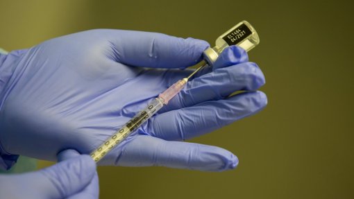 Covid-19: Portugal administrou mais de 338 mil doses de vacina - DGS