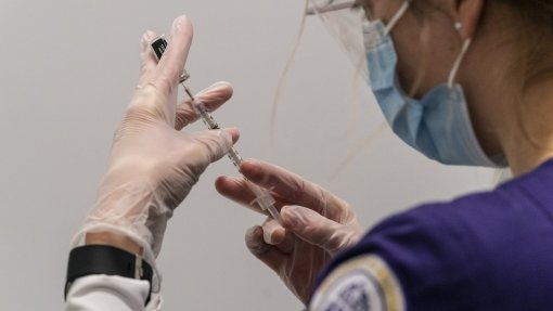 Covid-19: 168 mil vacinas para lares de idosos, incluindo os 794 ilegais já identificados