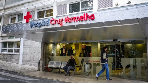 Covid-19: Hospital da Cruz Vermelha admite irregularidades na seleção de profissionais para vacinar