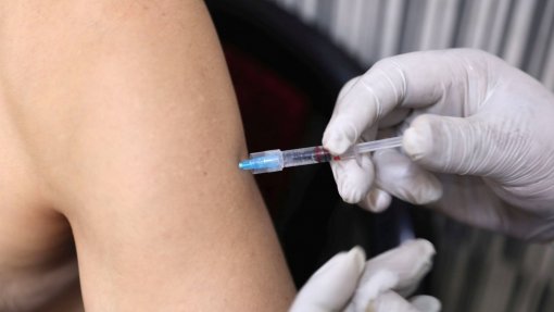 Covid-19: PSD propõe pena de até três anos de prisão para crime de “vacinação indevida”