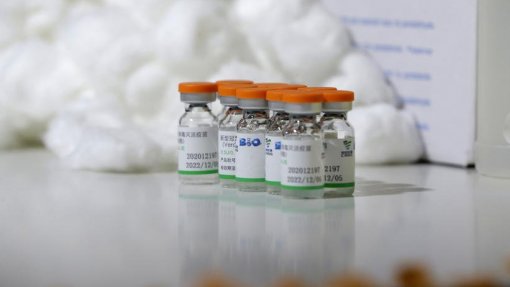 Covid-19: Quatro líderes da UE pedem a Von der Leyen para acelerar novas vacinas