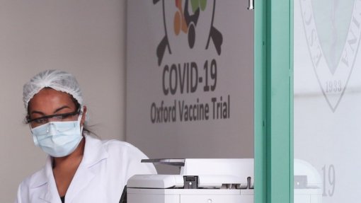Covid-19: Vacina de Oxford eficaz na nova variante do Reino Unido - Cientistas