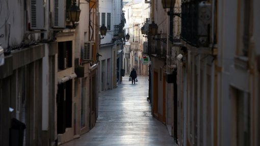 Covid-19: Confinamento reduziu índice de transmissibilidade abaixo de 1