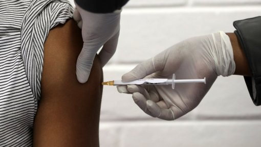 Covid-19: Vacinação é “semear para colher benefícios” a partir de setembro - especialista