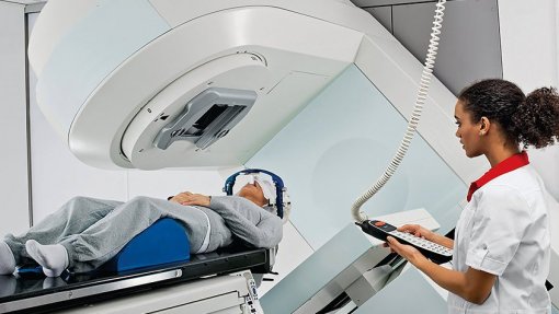 Hospitais de Coimbra concluem instalação do primeiro acelerador linear