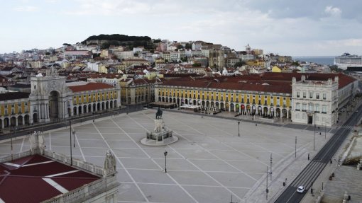 Covid-19: Novo estado de emergência com confinamento, aulas à distância e livros nos supermercados
