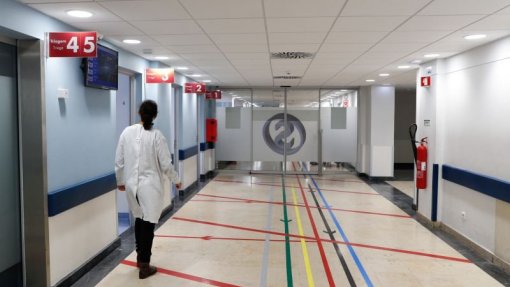 Covid-19: Médicos dizem ser “urgente” resposta organizada para travar danos na Saúde