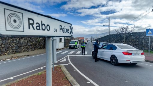 Covid-19: Açores aliviam restrições, mas mantêm cerca em Rabo de Peixe