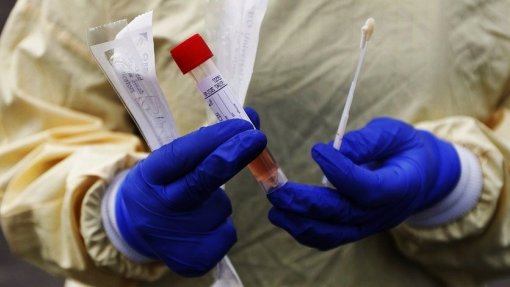 Covid-19: Doze utentes já vacinados de lar em Évora estão infetados