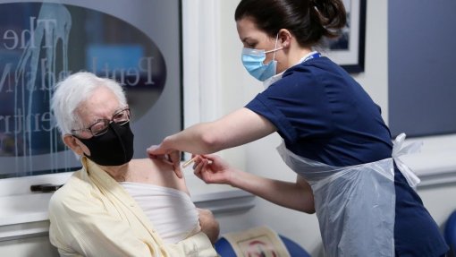 Covid-19: Estudo mostra que vacinas reduziram até 94% hospitalizações na Escócia