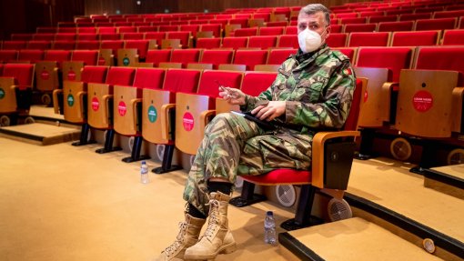 Covid-19: Coordenador da &#039;task force&#039; aberto a novo plano de vacinação