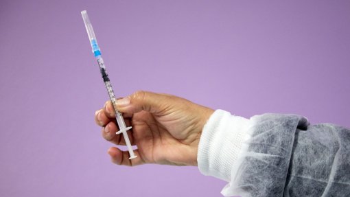 Covid-19: Idosa de concelho algarvio mais envelhecido recebe e aconcelha vacina