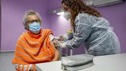 Covid-19: Cerca de 80% das pessoas com mais de 80 anos vacinadas até ao final de março - PM
