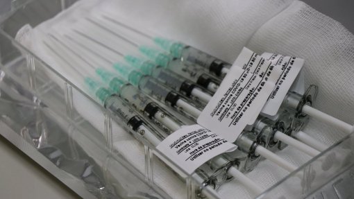 Covid-19: 200 médicos fora do SNS começaram hoje a ser vacinados no Algarve