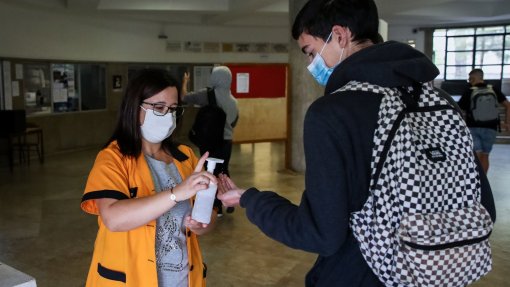 Covid-19: PCP defende professores e trabalhadores da educação nos prioritários da vacinação