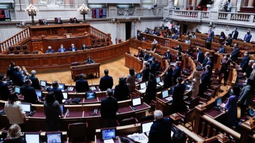 Parlamento condena mensagens e discurso antissemitas e defende igualdade