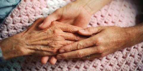 Covid-19: Vacinação provoca queda de 95% nos casos em lares de idosos de Espanha