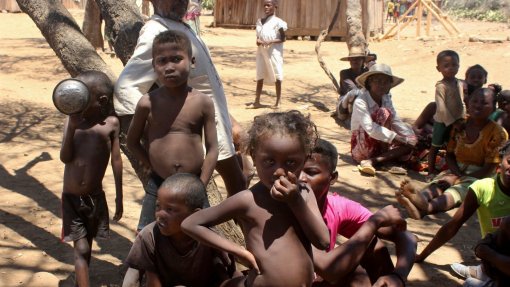 Milhares de crianças com vida em risco devido a fome em Madagáscar - ONG